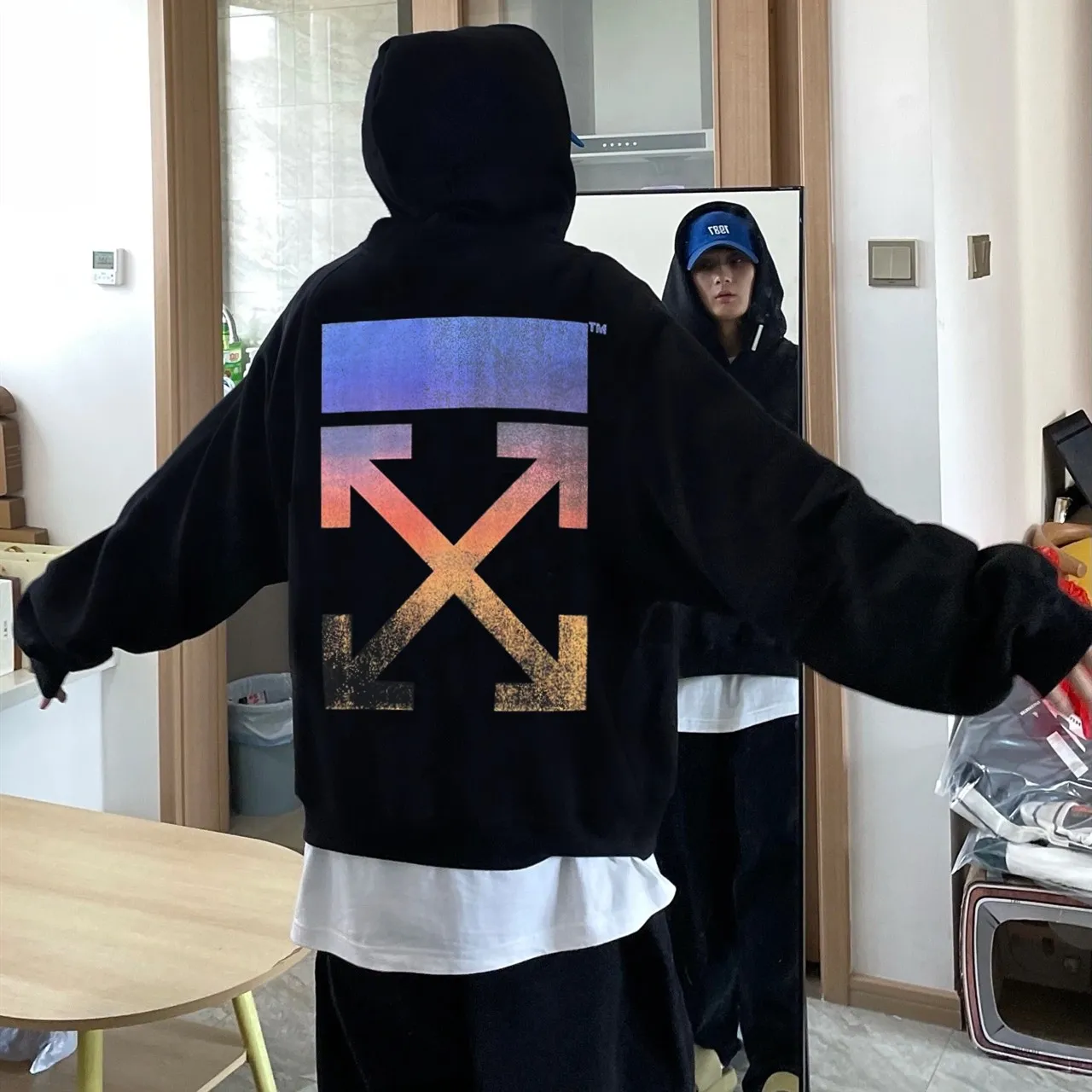 ♻️💯Upper body reference model picture❤️Top tested version 2022SS new spring and summer OFF WHITE blurred color gradient frosted arrow pure cotton OW male and female couple star same style autumn and winter pure cotton hoodie sweatshirt. The printing adopts screen printing technology, and 5 sets of screen printing are made of contrasting colors. The first set of white glue is used as base, the second is blue, the third is purple, the fourth is orange, and the fifth is yellow, plus authentic one-to-one craftsmanship restoration. Refuse to use misprinting technology to replace the visual effect of gradient colors. Create a gradient frosted texture. The printing is visually matte, and the feel is also matte. It feels gritty to the touch. And the printing can be pulled apart. Customized collar watch, washed, hang tag. To distinguish the market, use 19 bids instead of 20 bids. The fabric is made of 480g large fish scale pure cotton terry fabric, which is full of drape.  Color: Black Size: XS-L P:390